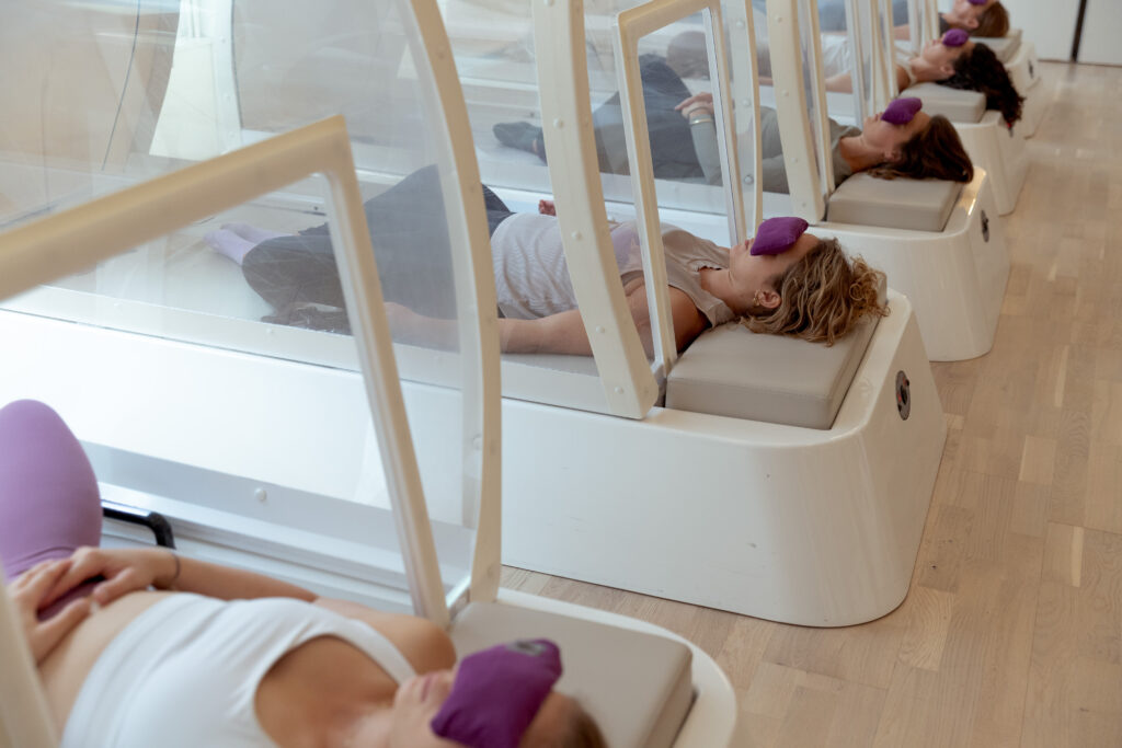 Heb je altijd al eens willen weten of hot yoga een sport is voor jou? Bij bbb maken we het nog leuker om hot yoga te doen, wij maken namelijk gebruik van warmtecabines. 