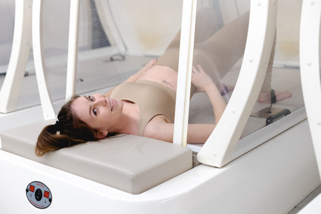 Sporten in warmtecabine met reuma Bij bbb health boutique kun je sporten in een speciale warmtecabine. Dit is extra fijn als je wilt gaan sporten met reuma. De warmte zorgt er namelijk voor dat spieren en gewrichten goed doorbloed raken en daardoor neemt de pijn bij bewegen af.