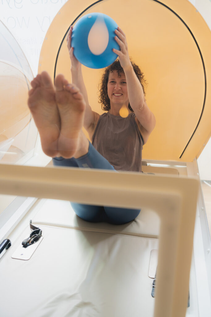 Hot pilates individueel en als groepsles Je kan een hot pilates groepsles volgen of een hot pilates programma (individueel). 